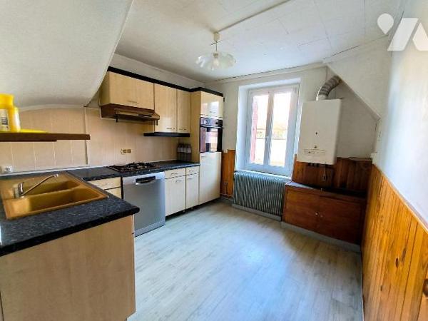 Cette maison se situe dans le village de Saint Etienne du Vauvray. Elle se compose d'une entrée...