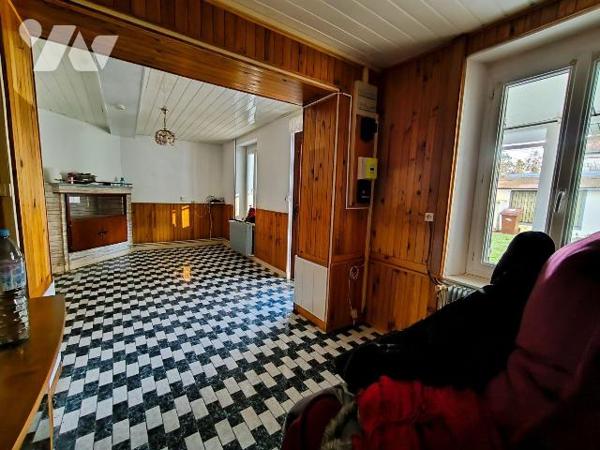 Cette maison se situe dans le village de Saint Etienne du Vauvray. Elle se compose d'une entrée...