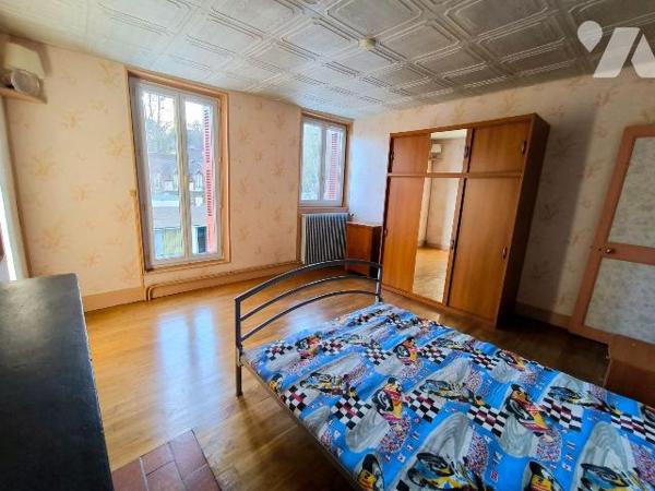 Cette maison se situe dans le village de Saint Etienne du Vauvray. Elle se compose d'une entrée...