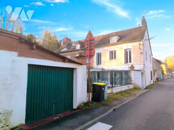 Cette maison se situe dans le village de Saint Etienne du Vauvray. Elle se compose d'une entrée...