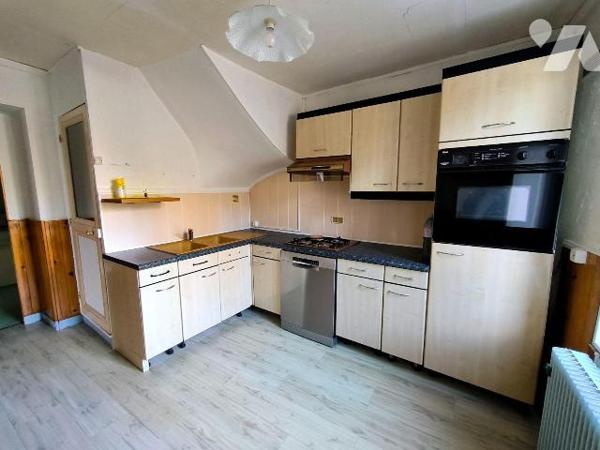 Cette maison se situe dans le village de Saint Etienne du Vauvray. Elle se compose d'une entrée...