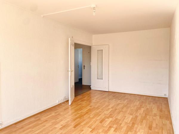 Situé au CENTRE de Vénissieux (69200), cet appartement bénéficie d'un emplacement stratégique offrant un cadre de vie pratique et dynamique. Proche des commerces, des écoles et des transports en commun, ce quartier présente un excellent compromis entre vie citadine et tranquillité.