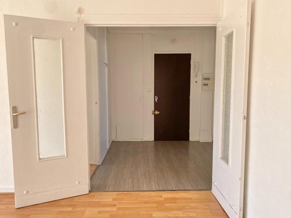 Situé au CENTRE de Vénissieux (69200), cet appartement bénéficie d'un emplacement stratégique offrant un cadre de vie pratique et dynamique. Proche des commerces, des écoles et des transports en commun, ce quartier présente un excellent compromis entre vie citadine et tranquillité.