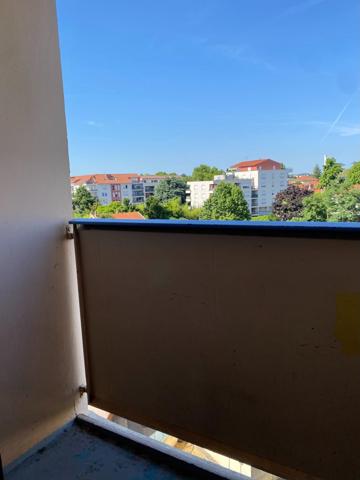 Situé au CENTRE de Vénissieux (69200), cet appartement bénéficie d'un emplacement stratégique offrant un cadre de vie pratique et dynamique. Proche des commerces, des écoles et des transports en commun, ce quartier présente un excellent compromis entre vie citadine et tranquillité.