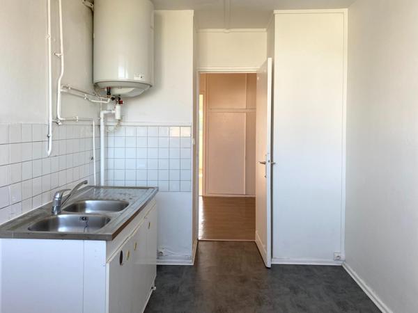 Situé au CENTRE de Vénissieux (69200), cet appartement bénéficie d'un emplacement stratégique offrant un cadre de vie pratique et dynamique. Proche des commerces, des écoles et des transports en commun, ce quartier présente un excellent compromis entre vie citadine et tranquillité.