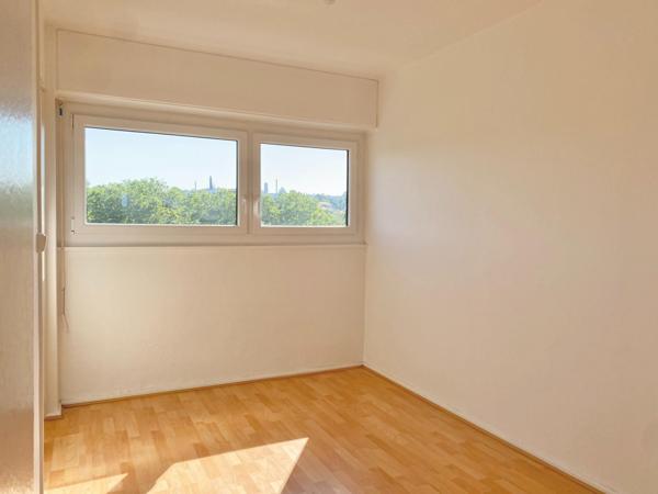 Situé au CENTRE de Vénissieux (69200), cet appartement bénéficie d'un emplacement stratégique offrant un cadre de vie pratique et dynamique. Proche des commerces, des écoles et des transports en commun, ce quartier présente un excellent compromis entre vie citadine et tranquillité.