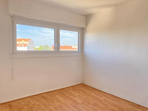 Situé au CENTRE de Vénissieux (69200), cet appartement bénéficie d'un emplacement stratégique offrant un cadre de vie pratique et dynamique. Proche des commerces, des écoles et des transports en commun, ce quartier présente un excellent compromis entre vie citadine et tranquillité.