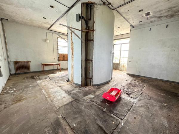 Bâtiment insolite 350 m²