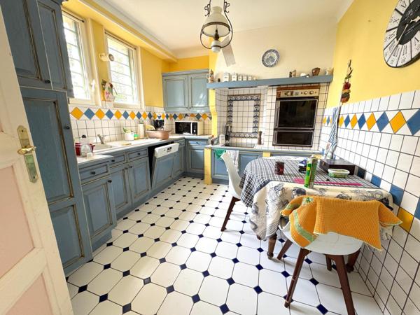 Bâtiment insolite 350 m²