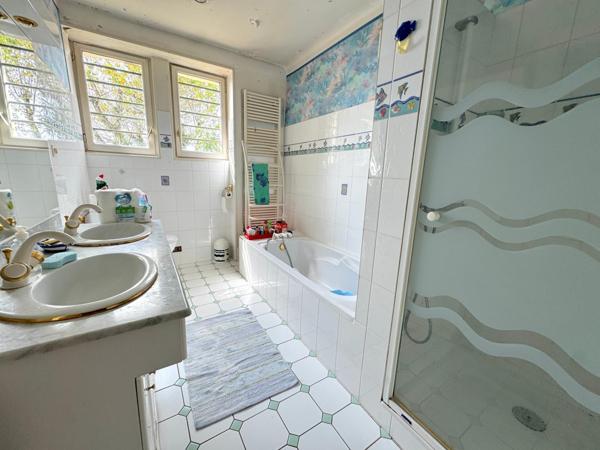 Bâtiment insolite 350 m²