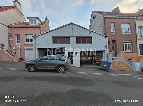 A vendre Hangar de 296m2 situé à Boulogne-sur-mer avec appartement ou bureau jardin à l'arrière
