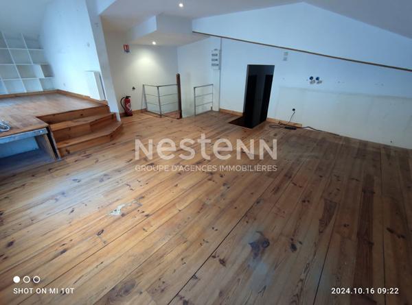 A vendre Hangar de 296m2 situé à Boulogne-sur-mer avec appartement ou bureau jardin à l'arrière