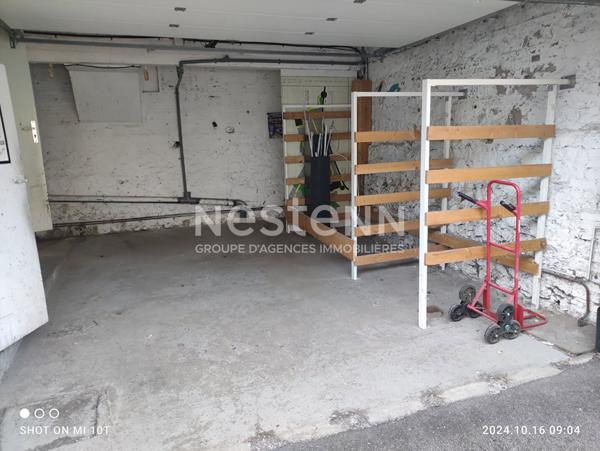 A vendre Hangar de 296m2 situé à Boulogne-sur-mer avec appartement ou bureau jardin à l'arrière