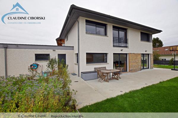 Maison Contemporaine avec Vue montagnes et Emplacement Stratégique à La Roche sur Foron