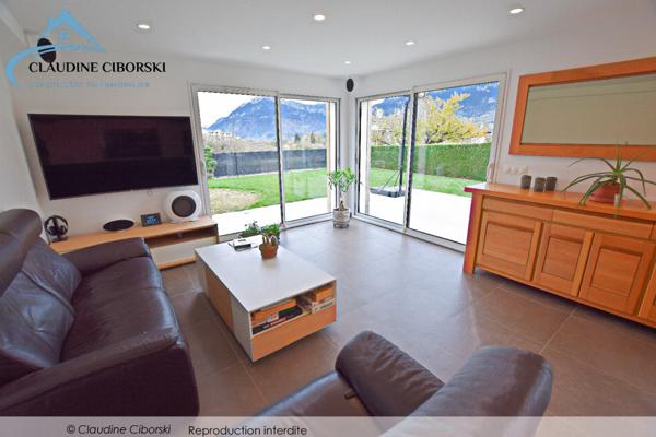 Maison Contemporaine avec Vue montagnes et Emplacement Stratégique à La Roche sur Foron