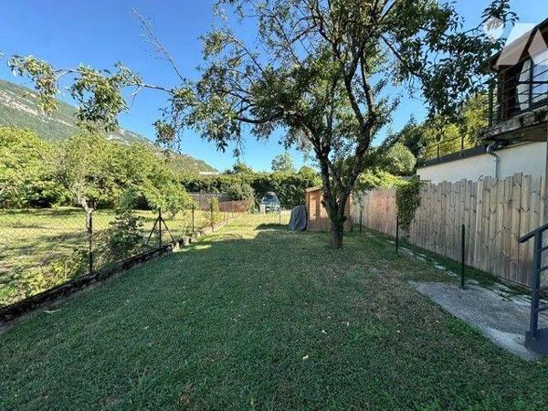 Appartement de type 3 à vendre dans une maison à Saint-Jeoire-Prieuré 

Appartement  T3 trave...