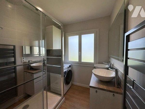 Appartement de type 3 à vendre dans une maison à Saint-Jeoire-Prieuré 

Appartement  T3 trave...