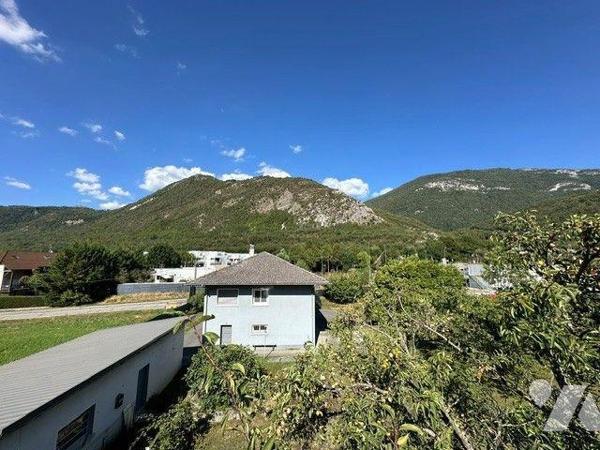 Appartement de type 3 à vendre dans une maison à Saint-Jeoire-Prieuré 

Appartement  T3 trave...