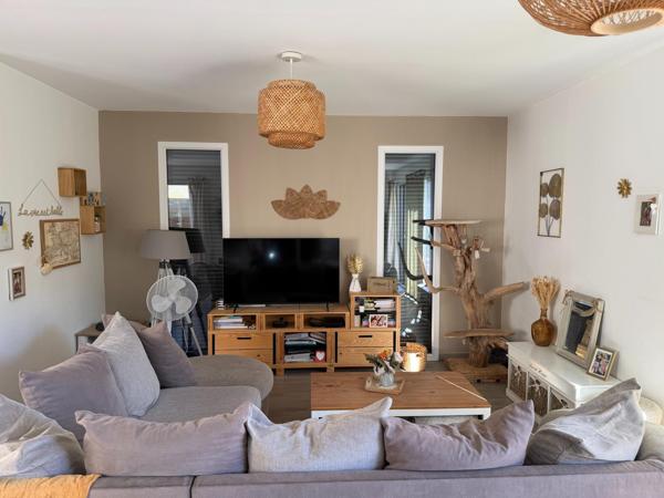 Maison contemporaine, jardin et garage