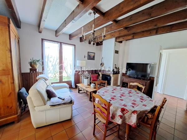 Située dans une impasse au calme dans une zone hors submersion, cette maison construite en 1990 propose un aménagement fonctionnel avec une entrée, une cuisine aménagée ouverte communiquant avec le cellier, un salon avec cheminée et une lumineuse véranda ouverte sur le jardin piscinable. Le coin nuit se compose de 2 chambres de plain pied, d'une salle d'eau, d'un toilette séparé et d'une 3ème sous les toits. Un garage et un abri complète cette maison d'une surface utile de 130 m². 
Prestations : fenêtres double vitrage bois et PVC, volets bois, chauffage et cumulus électriques, assainissement collectif. Pas d'amiante, ni termites.