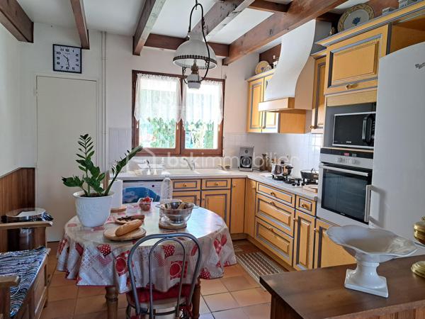 Située dans une impasse au calme dans une zone hors submersion, cette maison construite en 1990 propose un aménagement fonctionnel avec une entrée, une cuisine aménagée ouverte communiquant avec le cellier, un salon avec cheminée et une lumineuse véranda ouverte sur le jardin piscinable. Le coin nuit se compose de 2 chambres de plain pied, d'une salle d'eau, d'un toilette séparé et d'une 3ème sous les toits. Un garage et un abri complète cette maison d'une surface utile de 130 m². 
Prestations : fenêtres double vitrage bois et PVC, volets bois, chauffage et cumulus électriques, assainissement collectif. Pas d'amiante, ni termites.