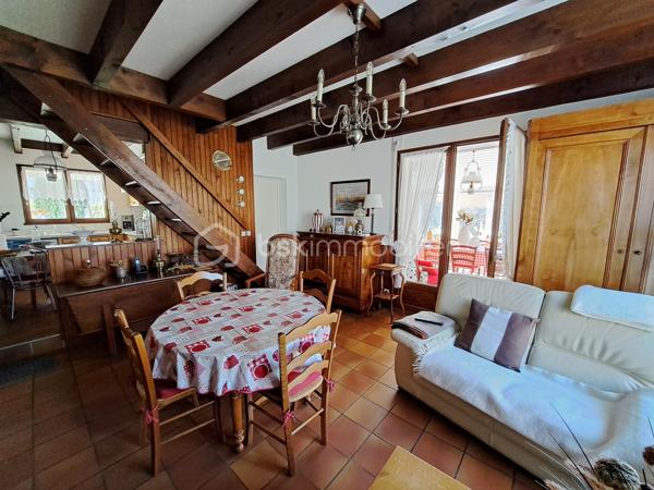 Située dans une impasse au calme dans une zone hors submersion, cette maison construite en 1990 propose un aménagement fonctionnel avec une entrée, une cuisine aménagée ouverte communiquant avec le cellier, un salon avec cheminée et une lumineuse véranda ouverte sur le jardin piscinable. Le coin nuit se compose de 2 chambres de plain pied, d'une salle d'eau, d'un toilette séparé et d'une 3ème sous les toits. Un garage et un abri complète cette maison d'une surface utile de 130 m². 
Prestations : fenêtres double vitrage bois et PVC, volets bois, chauffage et cumulus électriques, assainissement collectif. Pas d'amiante, ni termites.