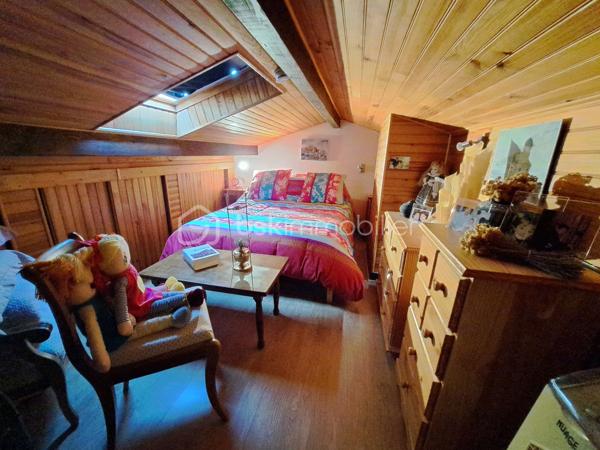 Située dans une impasse au calme dans une zone hors submersion, cette maison construite en 1990 propose un aménagement fonctionnel avec une entrée, une cuisine aménagée ouverte communiquant avec le cellier, un salon avec cheminée et une lumineuse véranda ouverte sur le jardin piscinable. Le coin nuit se compose de 2 chambres de plain pied, d'une salle d'eau, d'un toilette séparé et d'une 3ème sous les toits. Un garage et un abri complète cette maison d'une surface utile de 130 m². 
Prestations : fenêtres double vitrage bois et PVC, volets bois, chauffage et cumulus électriques, assainissement collectif. Pas d'amiante, ni termites.