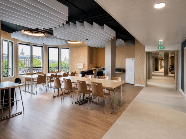 Bureaux à louer à Puteaux dans immeuble Art Déco avec terrasse privative