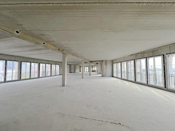 Bureaux à louer à Puteaux dans immeuble Art Déco avec terrasse privative