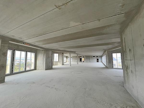 Bureaux à louer à Puteaux dans immeuble Art Déco avec terrasse privative
