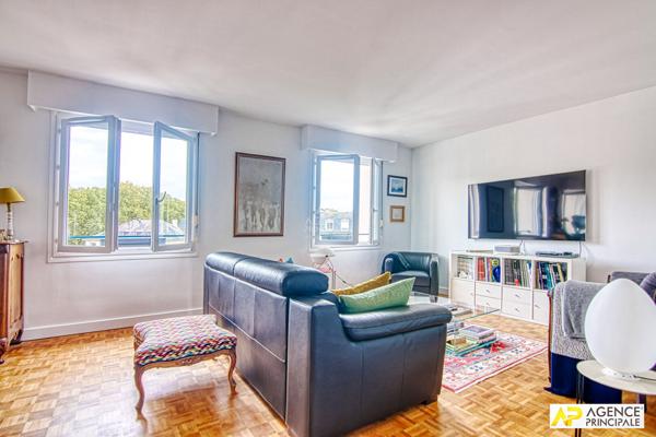 Versailles Notre-Dame Boulevard de la Reine Appartement 5 pièces 103 m² situé au 5ème et dernier étage avec ascenseur, cave et parking en sous-sol €795 000 ** - Référence 25393
