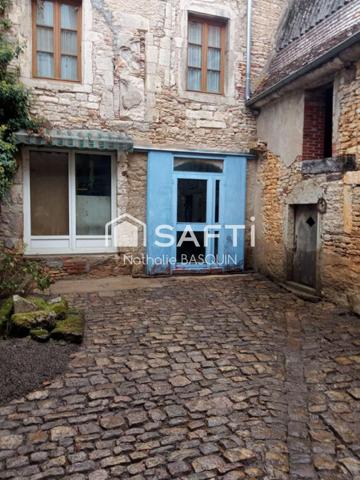 Proche Buxy, immeuble avec appartement et local commercial loué.