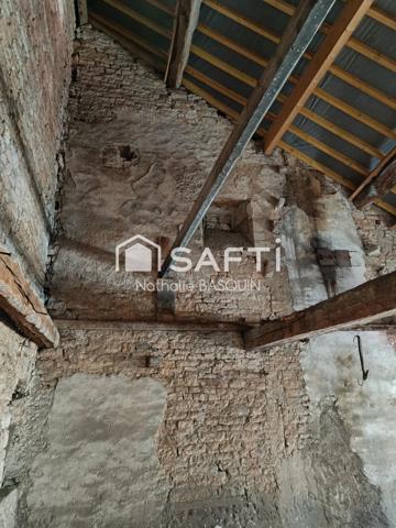 Proche Buxy, immeuble avec appartement et local commercial loué.