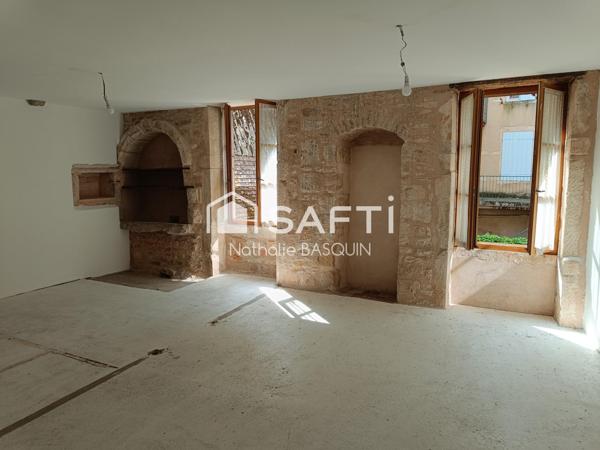 Proche Buxy, immeuble avec appartement et local commercial loué.