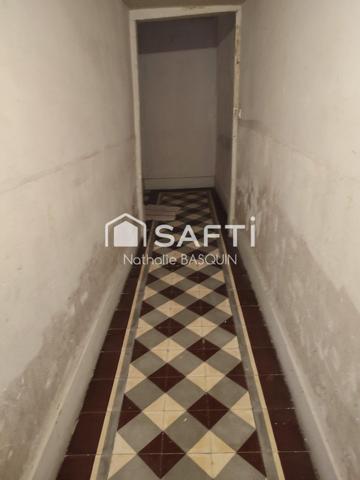 Proche Buxy, immeuble avec appartement et local commercial loué.