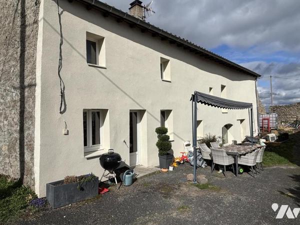 Ferme en pierres rénovée dans un hameau