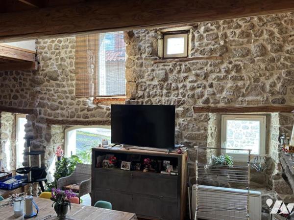 Ferme en pierres rénovée dans un hameau