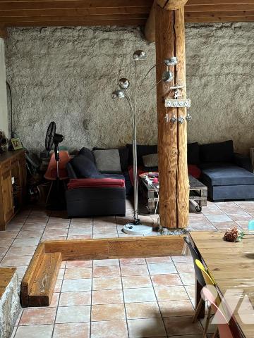 Ferme en pierres rénovée dans un hameau