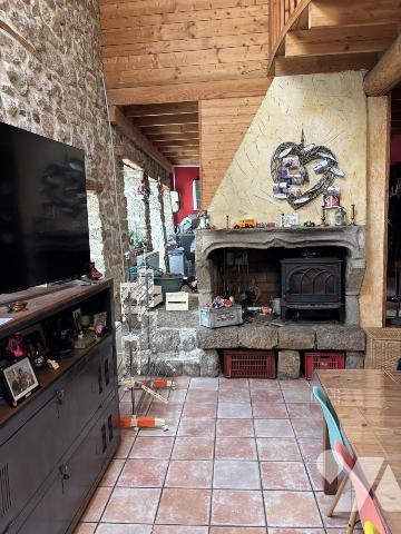 Ferme en pierres rénovée dans un hameau