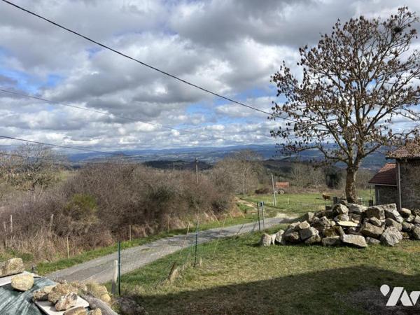 Ferme en pierres rénovée dans un hameau