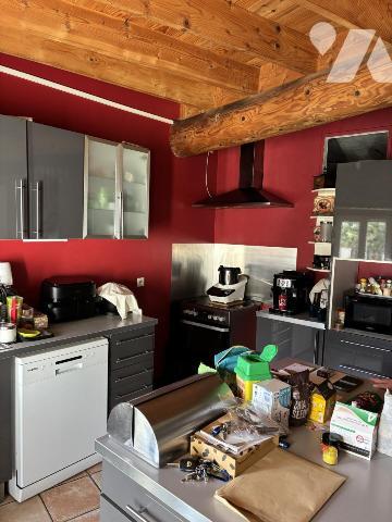 Ferme en pierres rénovée dans un hameau