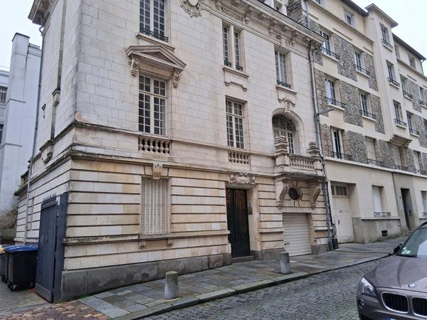 Bel hôtel particulier à vendre, centre-ville de Rennes, 250m² hab, 10 pièces, 8 chbres, garage.
