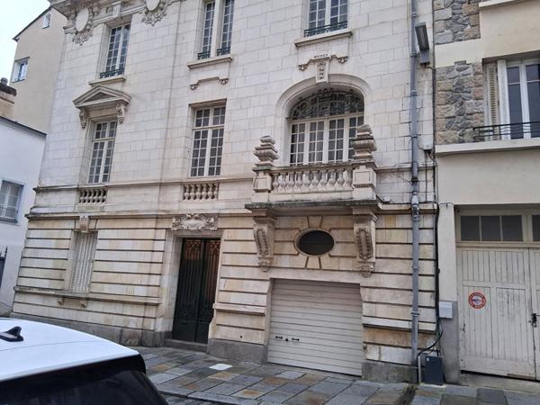 Bel hôtel particulier à vendre, centre-ville de Rennes, 250m² hab, 10 pièces, 8 chbres, garage.
