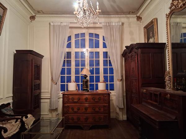Bel hôtel particulier à vendre, centre-ville de Rennes, 250m² hab, 10 pièces, 8 chbres, garage.