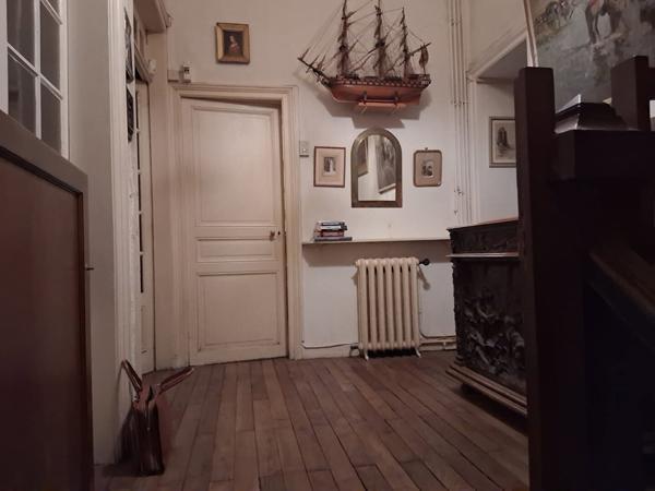 Bel hôtel particulier à vendre, centre-ville de Rennes, 250m² hab, 10 pièces, 8 chbres, garage.