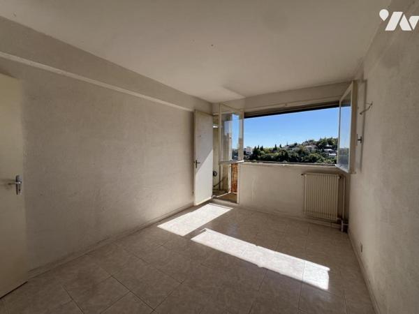 GRASSE, 144 avenue Pierre Sémard. Appartement 3p dernier étage cave et Parking