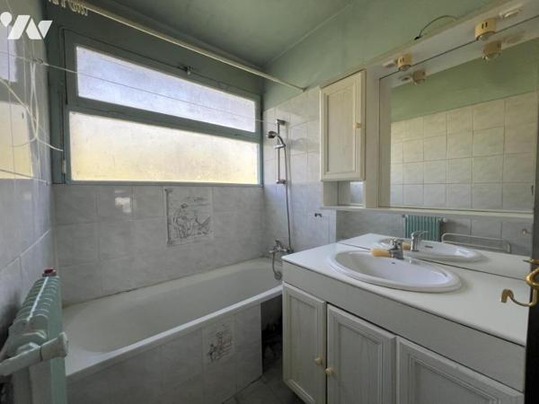 GRASSE, 144 avenue Pierre Sémard. Appartement 3p dernier étage cave et Parking