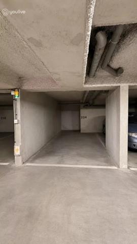 T3 atypique, entièrement rénové, dernier étage, lumineux et ventilé — 2 parkings sécurisés + cave