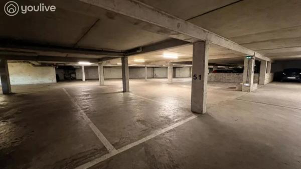 T3 atypique, entièrement rénové, dernier étage, lumineux et ventilé — 2 parkings sécurisés + cave