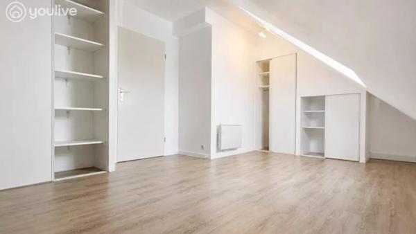 T3 atypique, entièrement rénové, dernier étage, lumineux et ventilé — 2 parkings sécurisés + cave